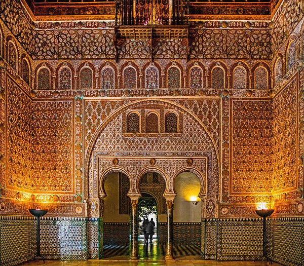 Horseshoe Arch in the Salon de los Embajadores