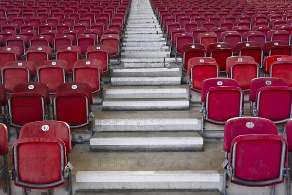 Leere Sitzreihen in der Mercedes-Benz Arena