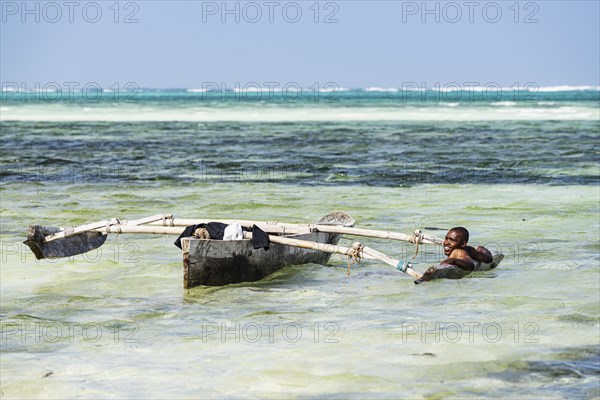 Auslegerboot im seichten Wasser