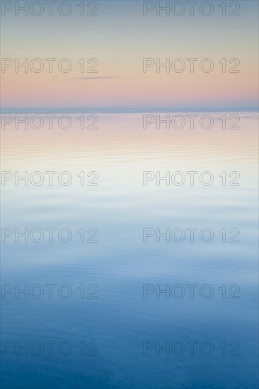 Abendstimmung ueber dem Bodensee Aussicht von Arbon im Kanton Thurgau