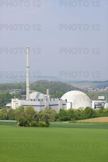 Kernkraftwerk Neckarwestheim mit Reaktorgebaeuden