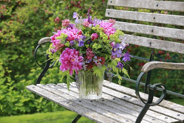 Colourful bouquet in red