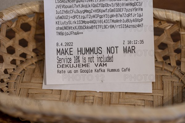 Schriftzug MAKE HUMMUS NOT WAR