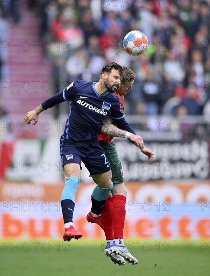 Kopfballduell Zweikampf Aktion Andre Hahn FC Augsburg FCA