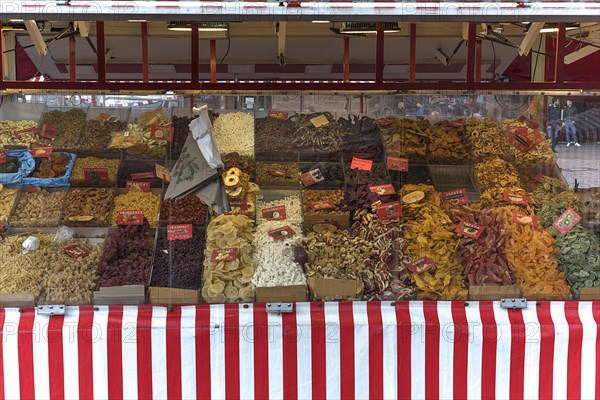 Marktstand mit getrockneten Fruechten