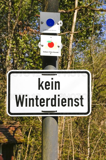 Schild kein Winterdienst am Eingang zum Kurpark