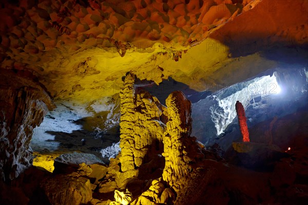 Hang Sung Sot Cave