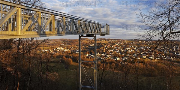 Skywalk mit dem Ortsteil Allagen im Abendlicht