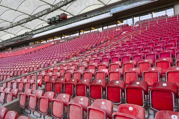 Leere Sitzreihen in der Mercedes-Benz Arena