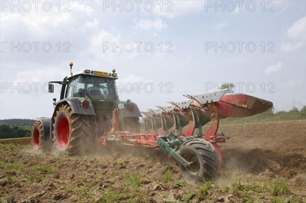 Contractor with Fendt 714 tractor and Kverneland five-furrow plough