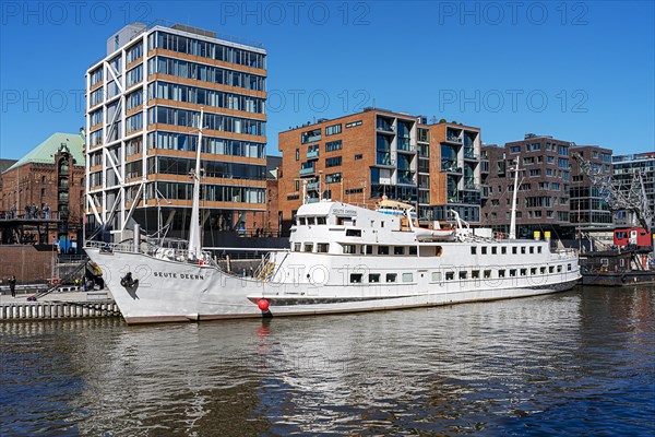 Sandtorhafen with the traditional ship harbour at Sandtorkai