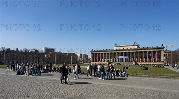 Tourists at the Lustgarten and the New Museum