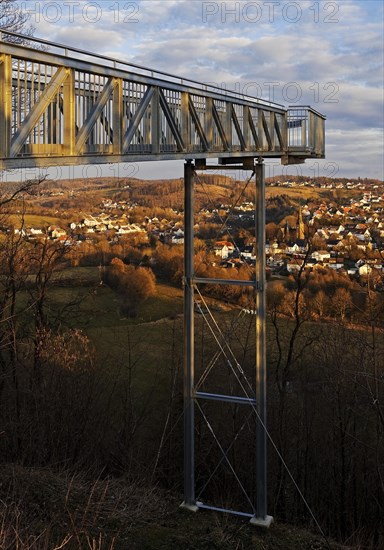 Skywalk mit dem Ortsteil Allagen im Abendlicht