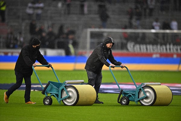 Nach Starkregen pressen Greenkeeper das Wasser mit Wasserwalzen aus dem Rasen