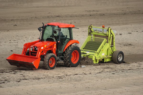 Mechanical beach cleaning