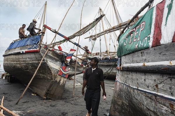 Fischer und Fischerboote im Fischereihafen