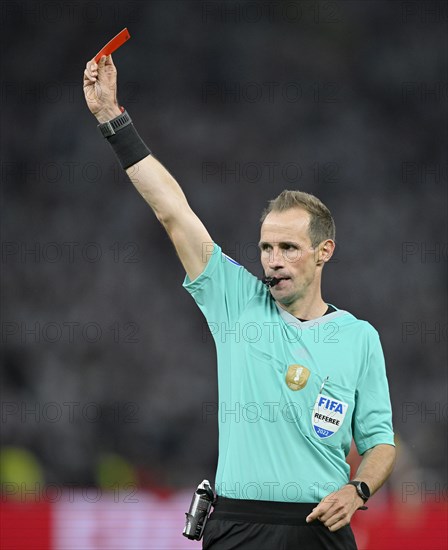 Referee Referee Sascha Stegemann gesture