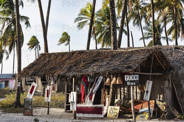 Laden fuer Touristen in Paje