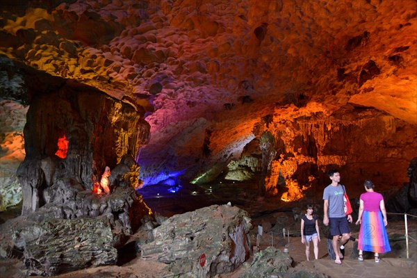 Hang Sung Sot Cave