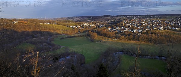 Der Fluss Moehne im Tal mit dem Ortsteil Allagen im Abendlicht