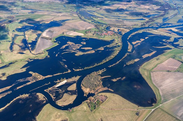 Havel oestlich Havelberg kurz vor dem Zufluss in die Elbe tritt der Fluss bei der Fruehlingsflut ueber die Ufer