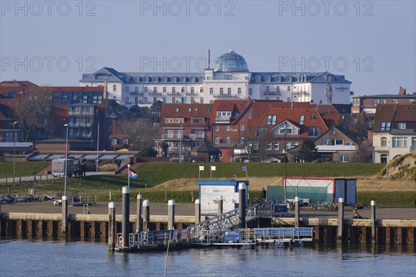 Ortsansicht mit Strandhotel