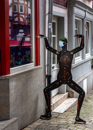 Design of a wooden figure with mouth guard at the Lahnwanderweg in Limburg