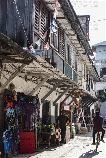 Schmale Gasse mit Haeusern mit Balkonen