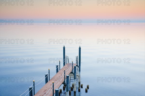 Abendstimmung ueber dem Bodensee mit Badesteg zum See