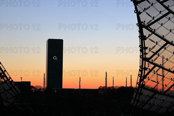 O2 Tower vor Abendrot