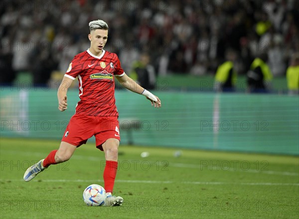 Nico Schlotterbeck SC Freiburg SCF on the ball