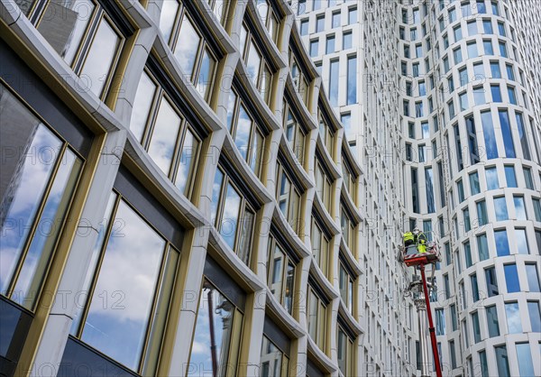 Maintenance work on the lantern in front of the Upper West high-rise