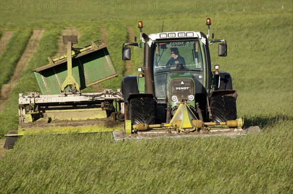 Second cut mowing with front and rear mounted mower conditioners on Fendt tractor