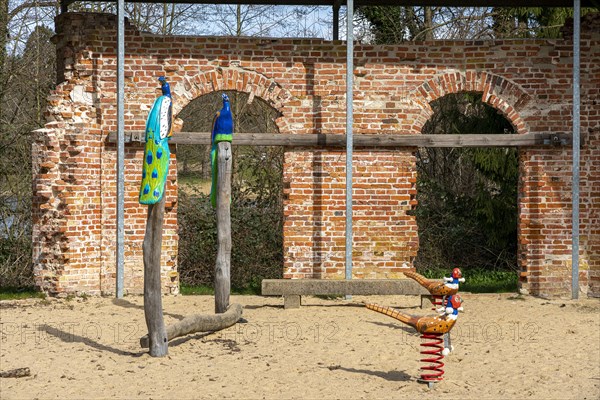 Kinderspielplatz am frueheren Fasaneriehaus im Schlosspark von Putbus