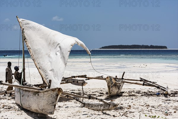 Auslegerboote und Fischer am Strand von Matemwe