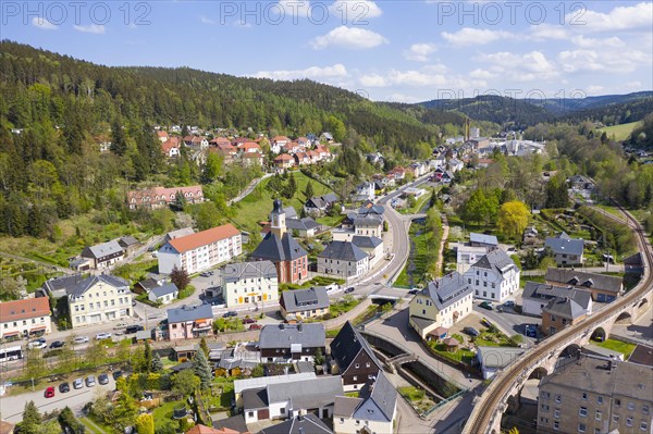 View of the village with the church Zur heiligen Dreifaltigkeit and the viaduct of the Weisseritztalbahn