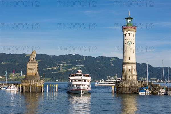 Ausflugsschiff in der Hafeneinfahrt