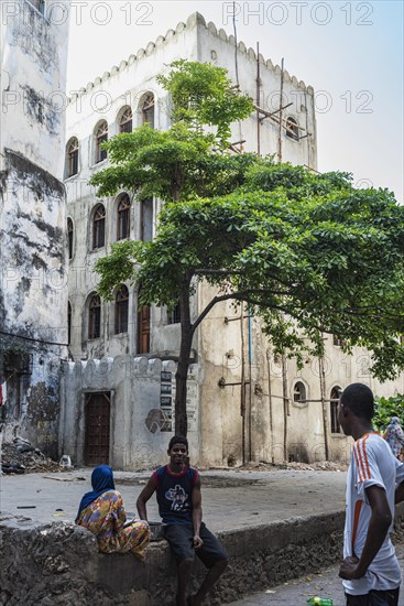 Menschen auf Platz in Stone Town