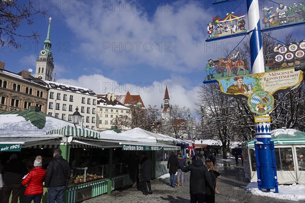 Viktualienmarkt with Maypole