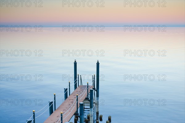 Abendstimmung ueber dem Bodensee mit Badesteg zum See