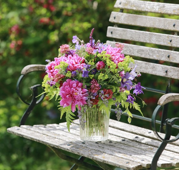 Colourful bouquet in red