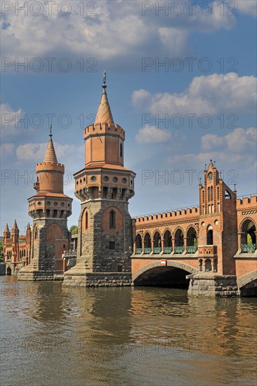 Oberbaum bridge over the Spree river