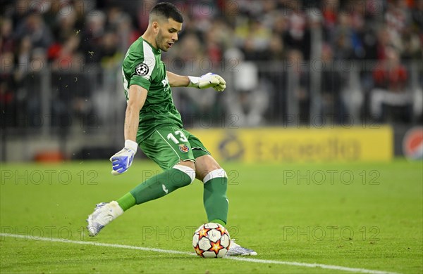 Torwart Geronimo Rulli FC Villarreal beim Abstoss