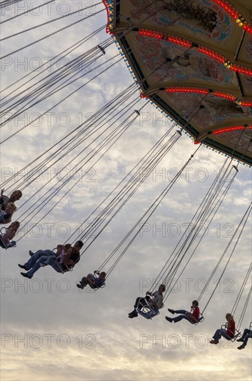 Chain carousel