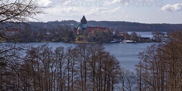 Schoene Aussicht auf Ratzeburg mit dem Domsee und dem Dom