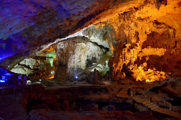 Hang Sung Sot Cave