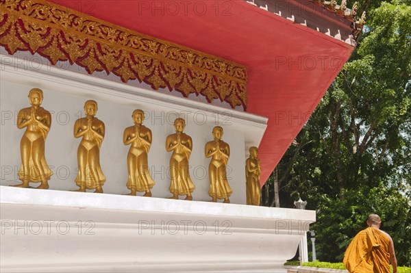 Golden Buddha statues