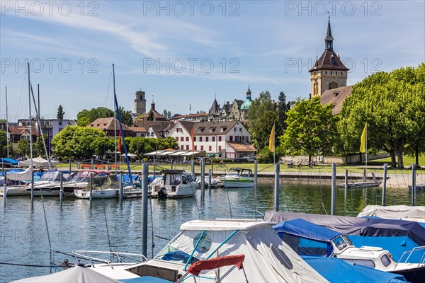 Sportboote im Hafen vor der Uferpromenade