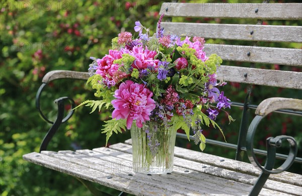 Colourful bouquet in red