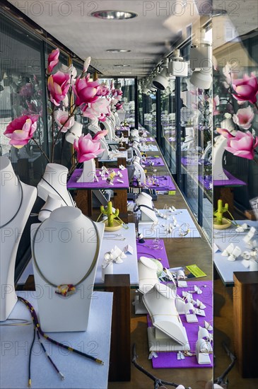 Schaufenster eines Juweliers mit Bluetenschmuck